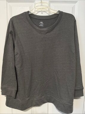 NWT AVE Women’s Dark Gray Crewneck Sweatshirt. Size22/24.